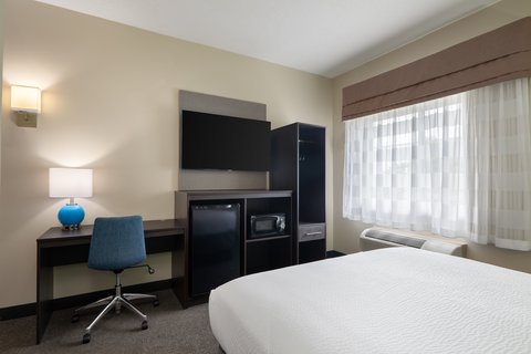 Guest room 1 queen ada