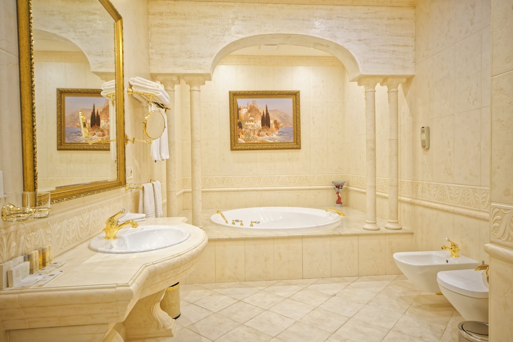 Deep soaking bathtub