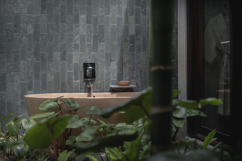 Portable bathtub seat