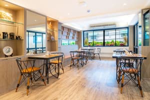 thumbnail: Breakfast area