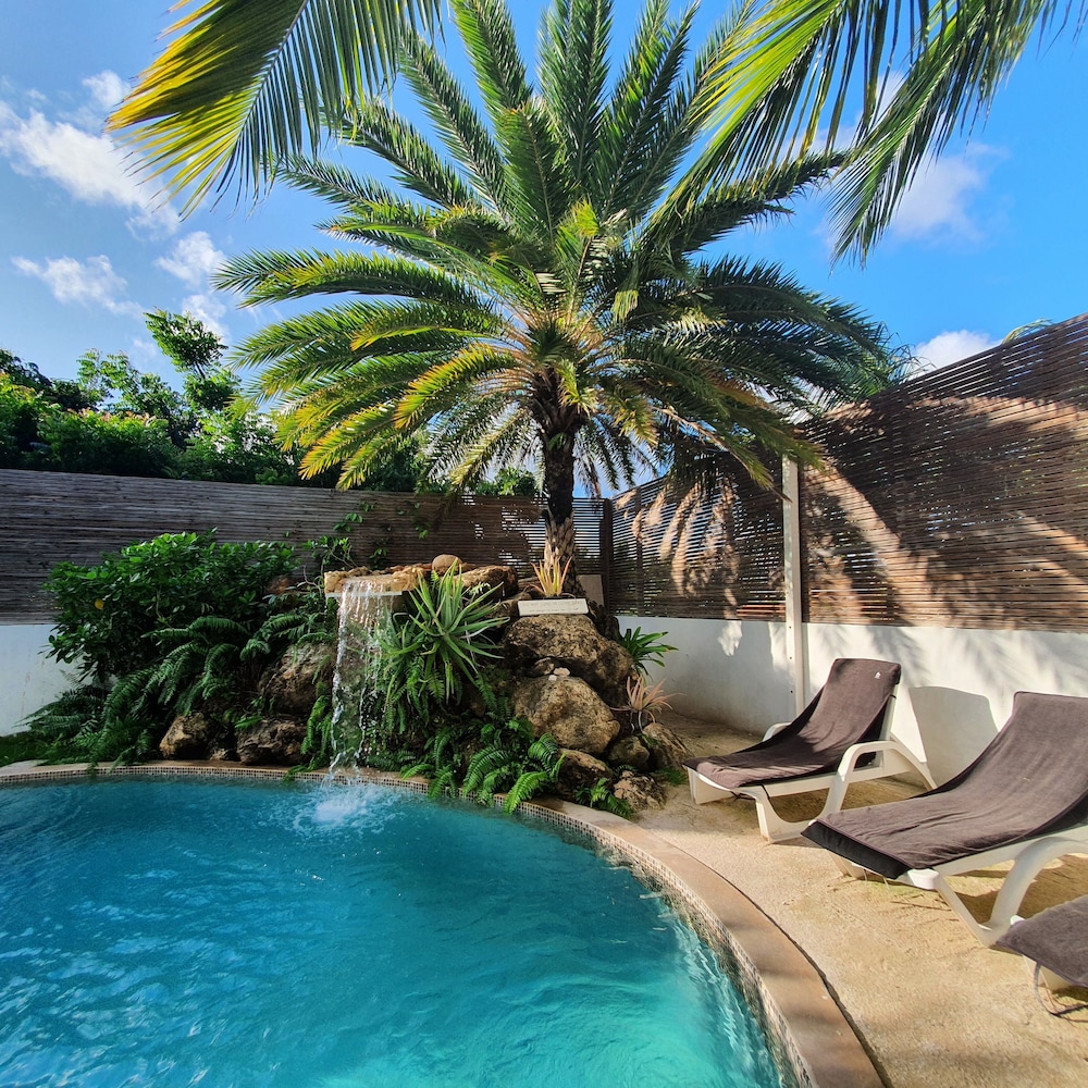 Pool waterfall