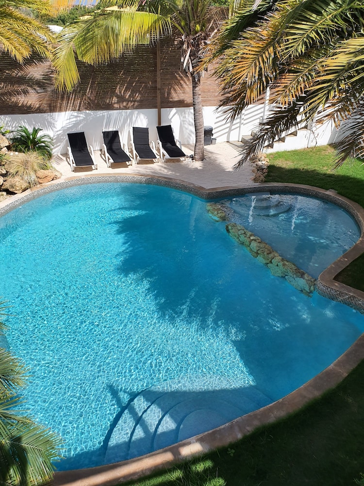 Indoor/outdoor pool