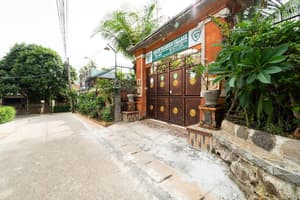 thumbnail: Front of property
