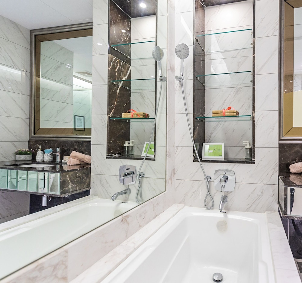 Deep soaking bathtub