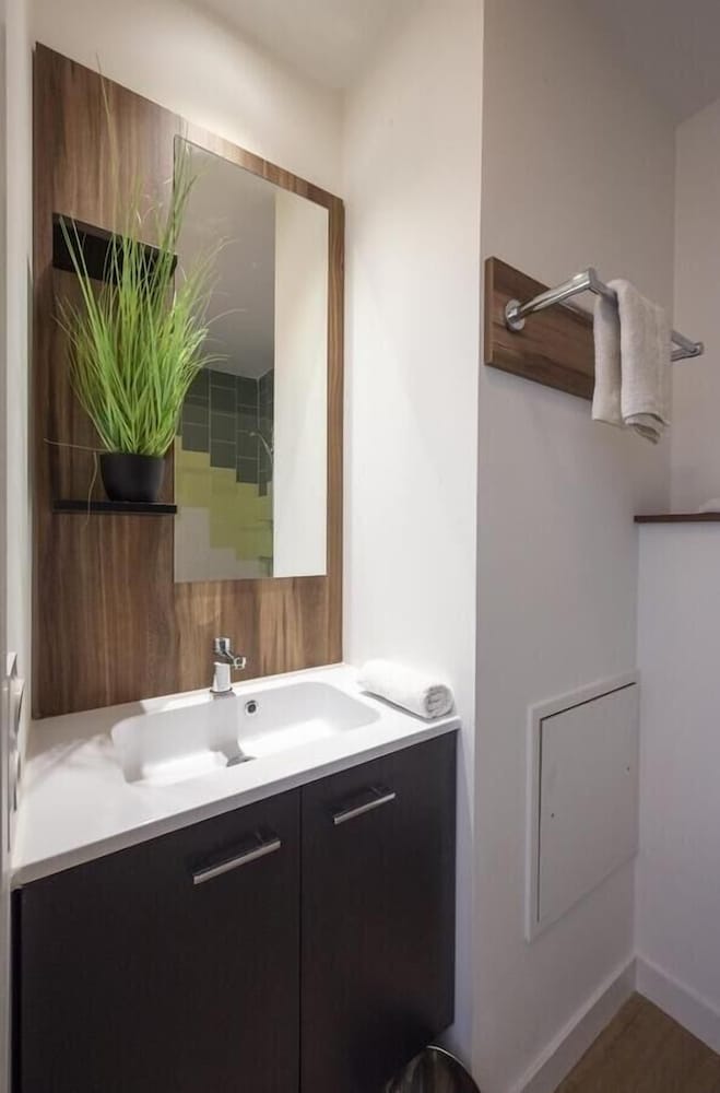Bathroom sink