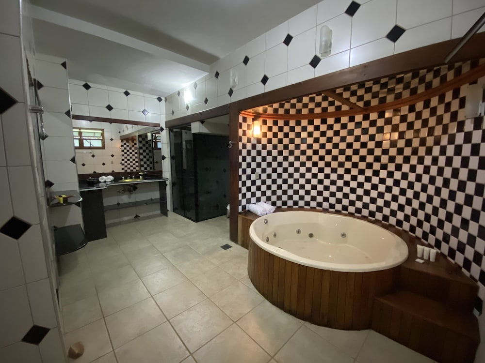 Jetted tub