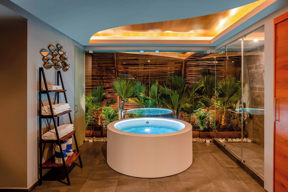 Private spa tub