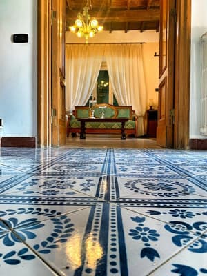 thumbnail: Interior entrance