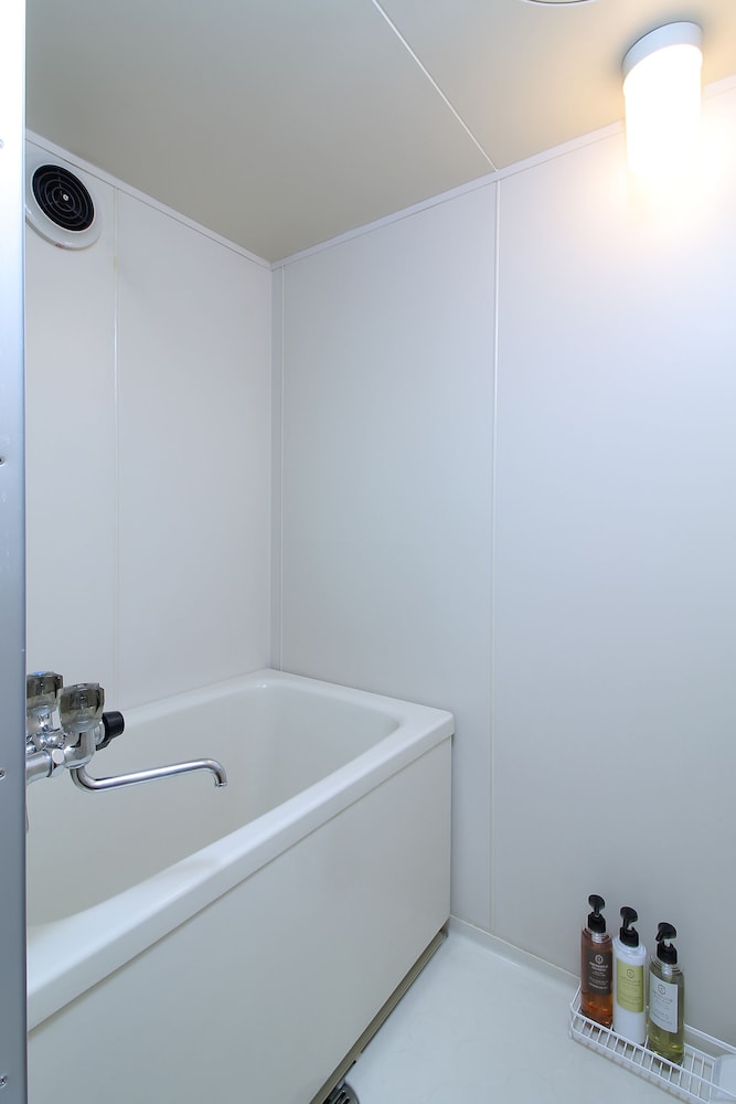 Deep soaking bathtub