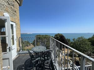 thumbnail: Outdoor dining