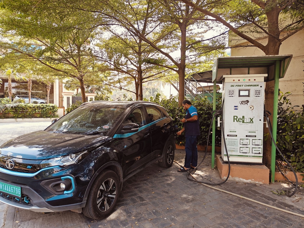 Electric vehicle charging station