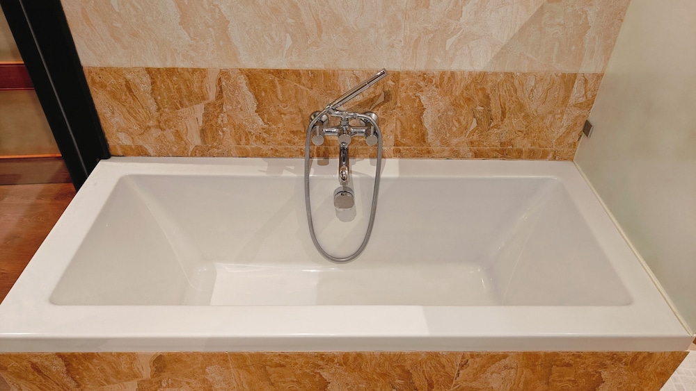 Deep soaking bathtub