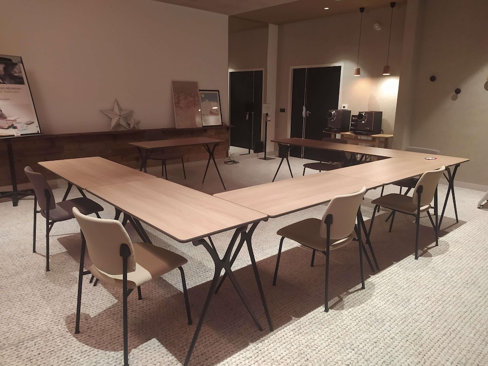 Meeting facility