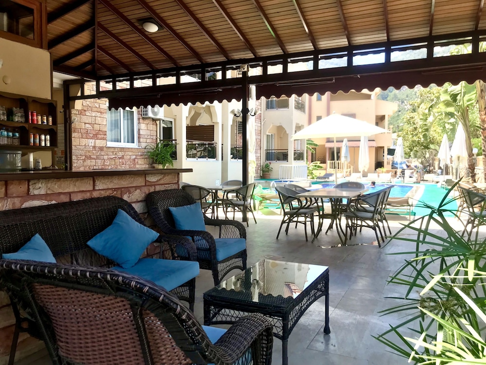 Poolside bar