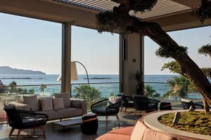 thumbnail: Bar (on property)