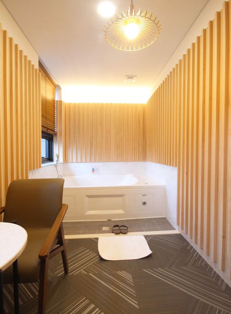 Private spa tub