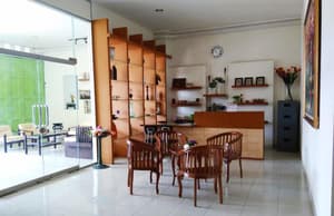 thumbnail: Lobby sitting area