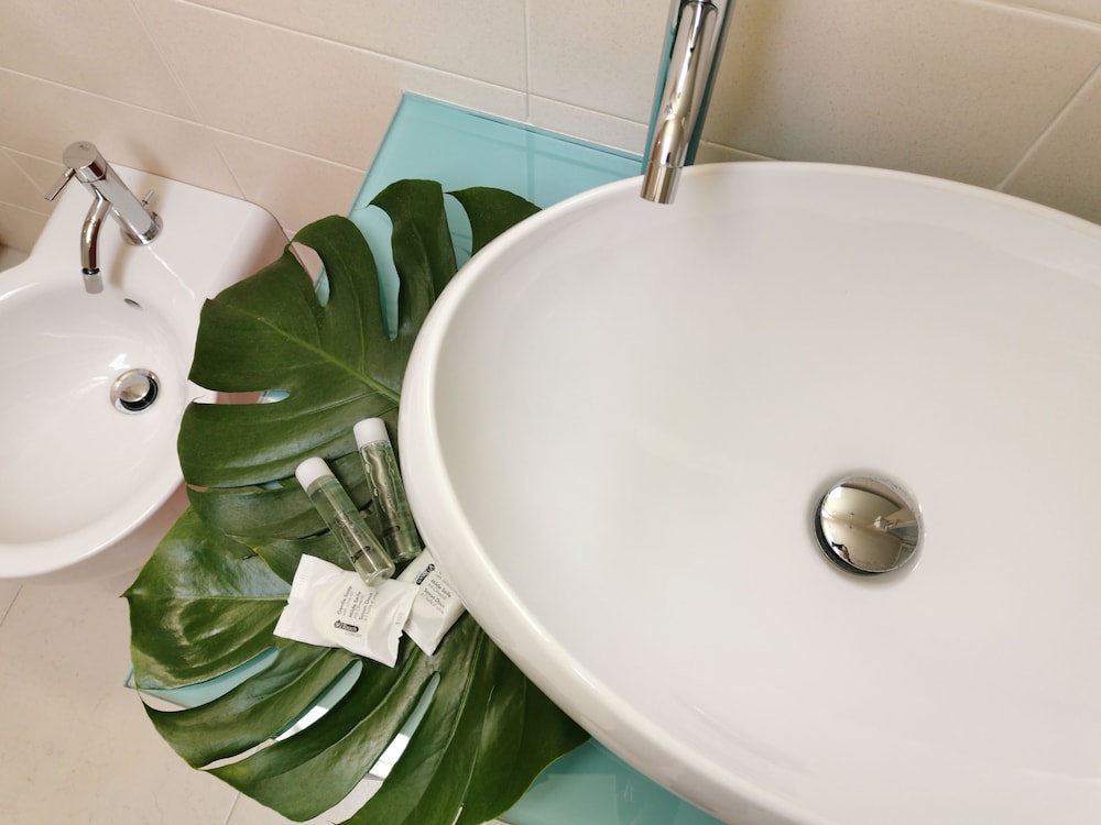Bathroom sink