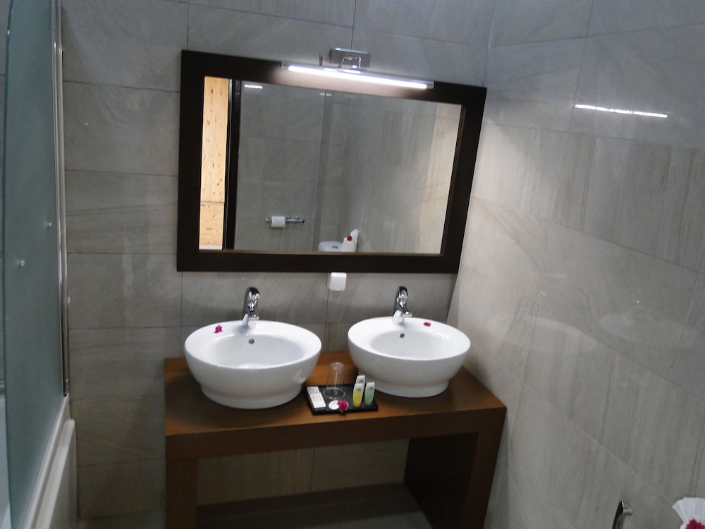 Bathroom sink