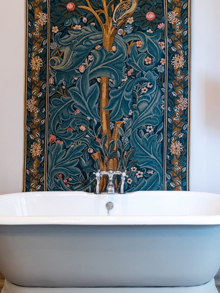Deep soaking bathtub