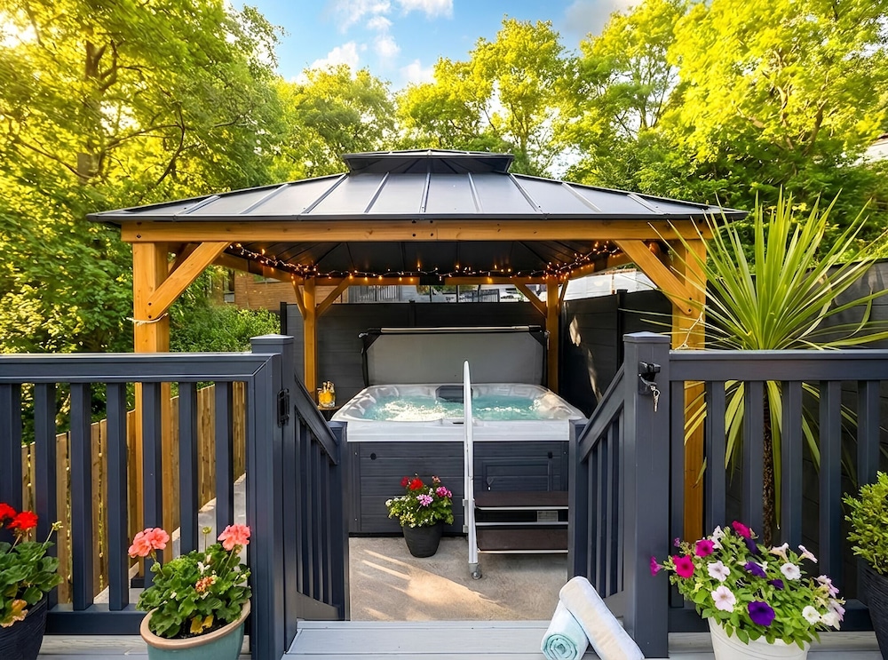 Private spa tub