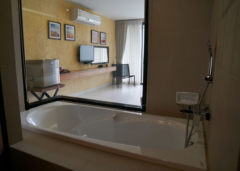 Deep soaking bathtub