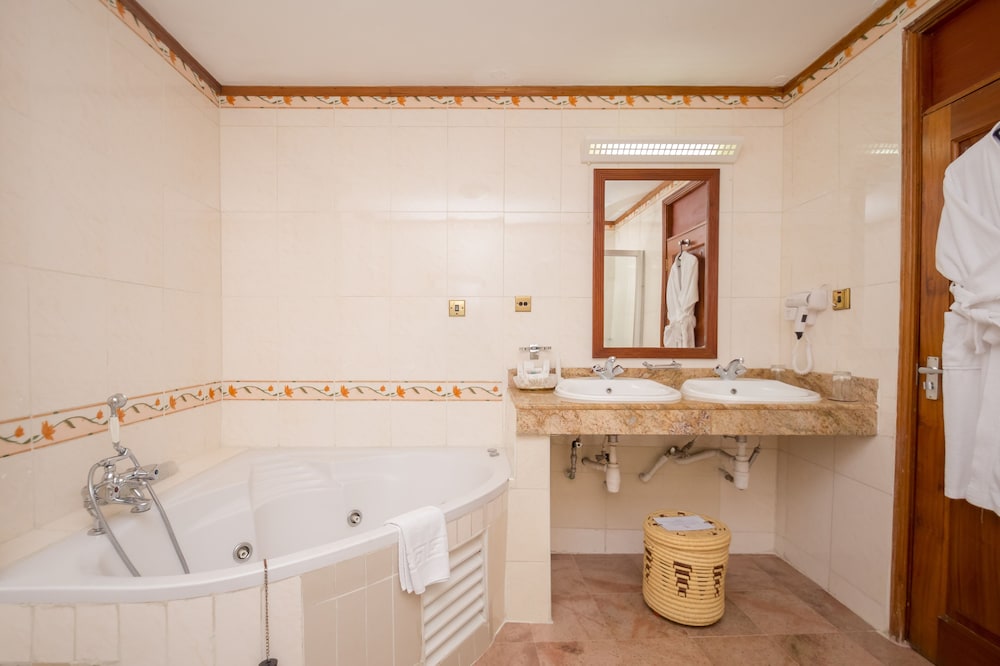 Deep soaking bathtub