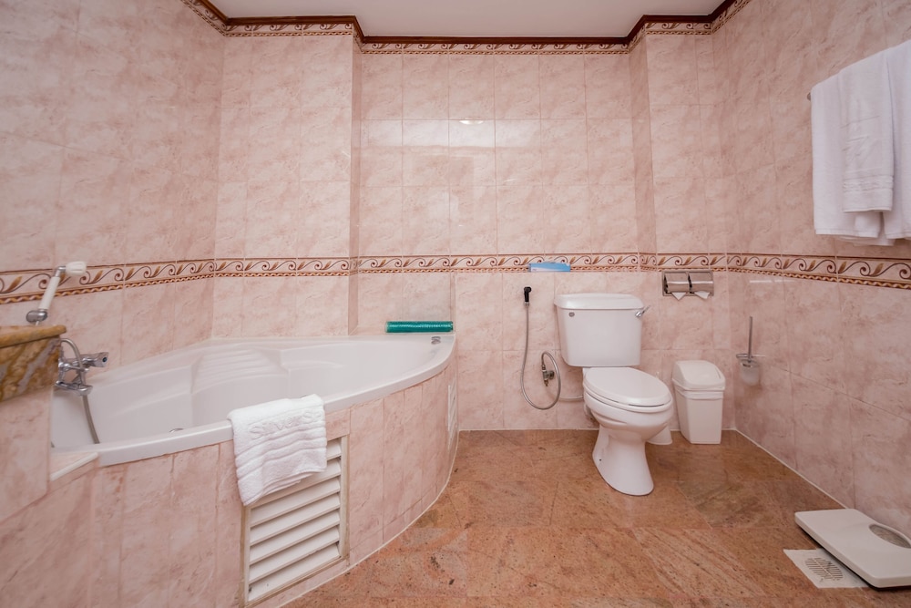 Deep soaking bathtub