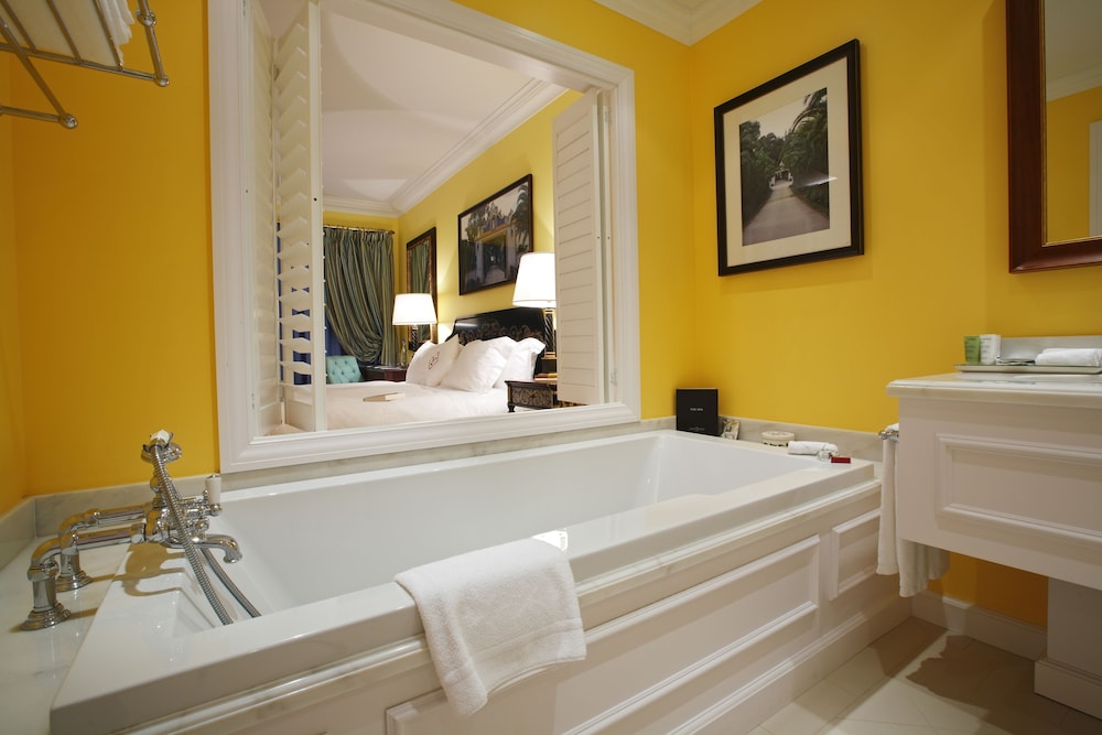 Deep soaking bathtub