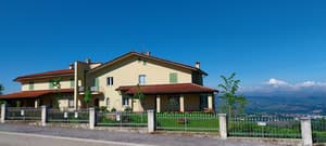 thumbnail: Front of property