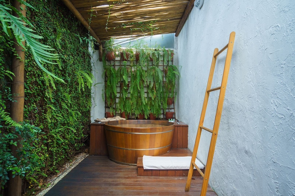 Deep soaking bathtub