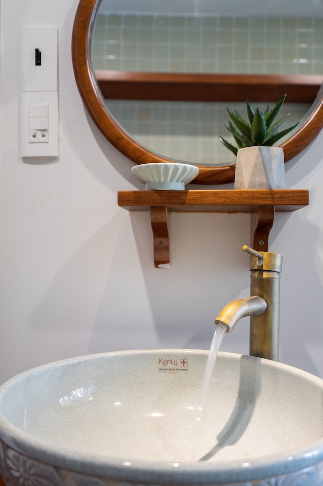 Bathroom sink