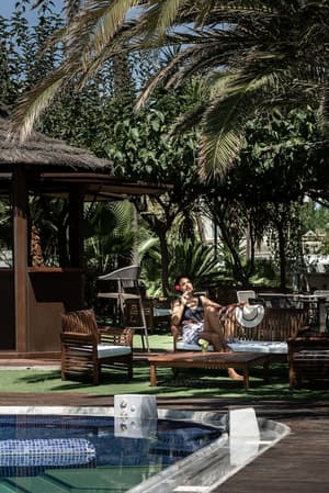 thumbnail: Poolside bar