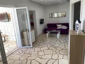 thumbnail: Interior entrance