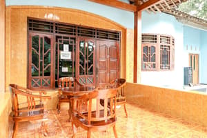 thumbnail: Lobby sitting area