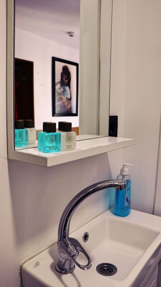 Bathroom sink