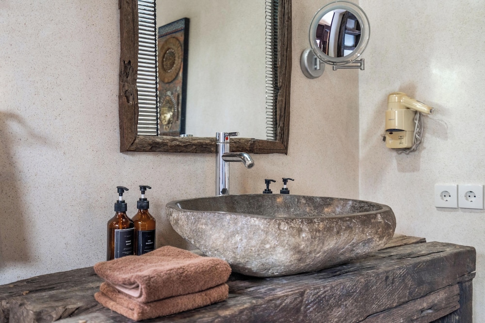 Bathroom amenities