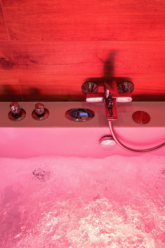 Private spa tub