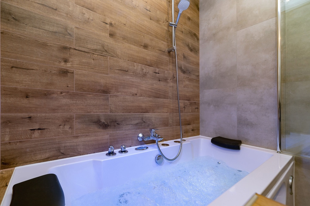 Private spa tub