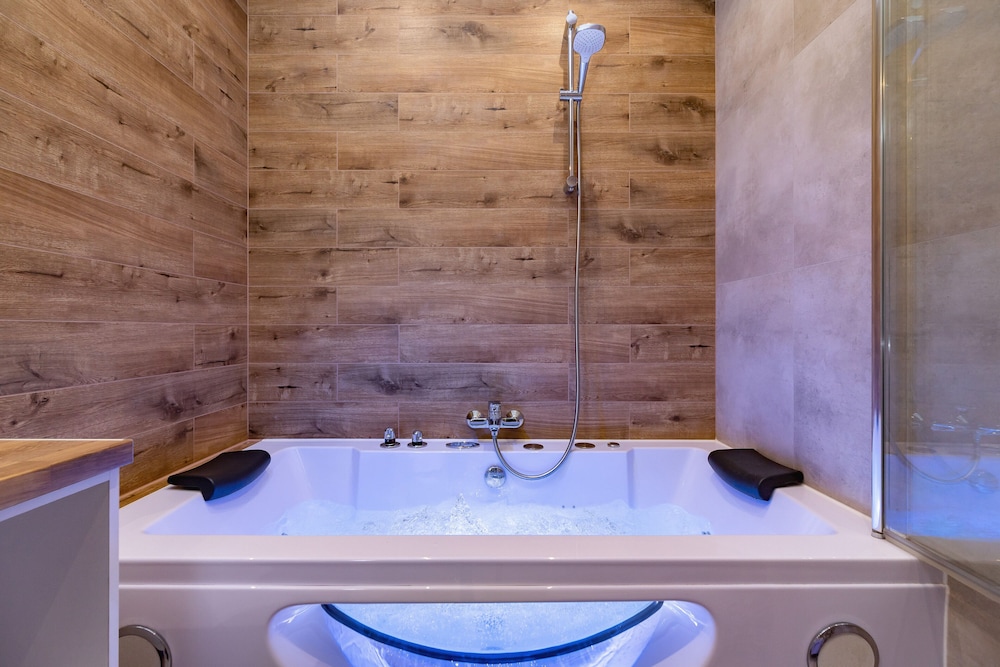 Private spa tub