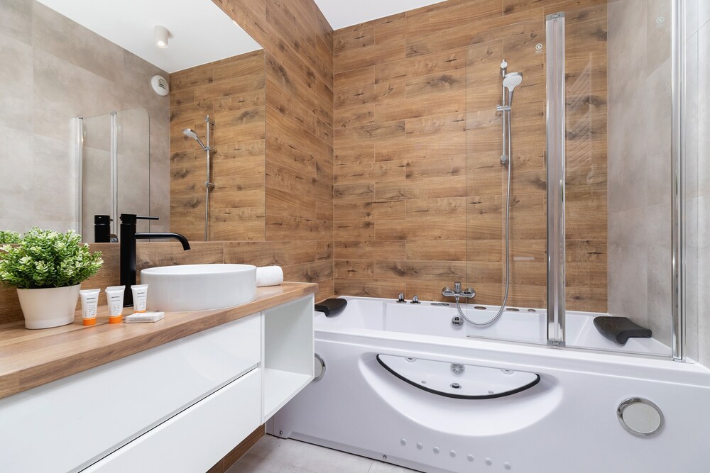 Private spa tub