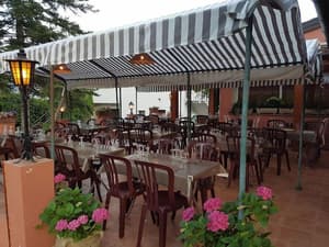 thumbnail: Outdoor dining