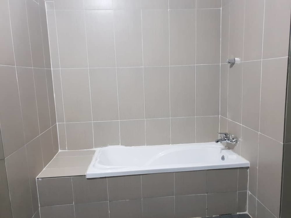 Deep soaking bathtub