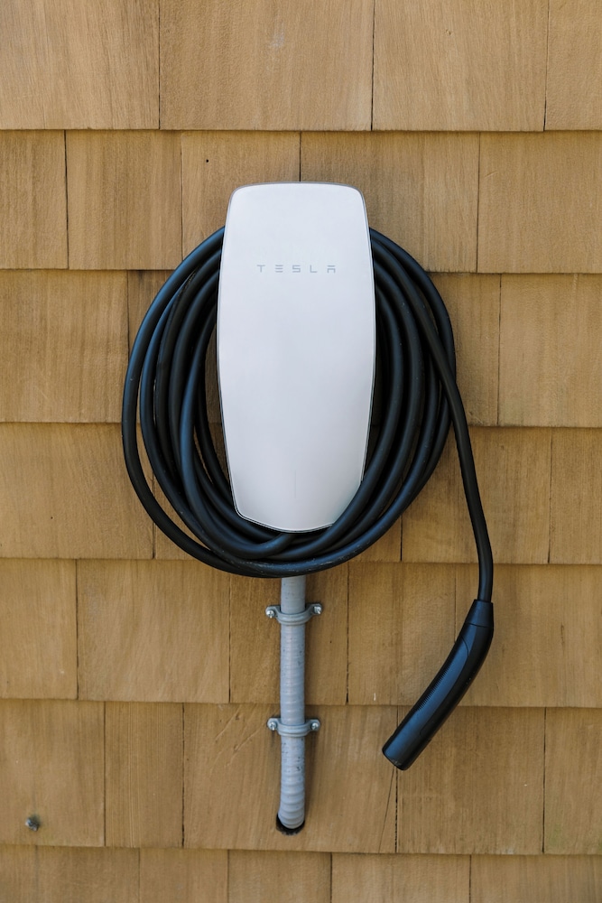 Electric vehicle charging station