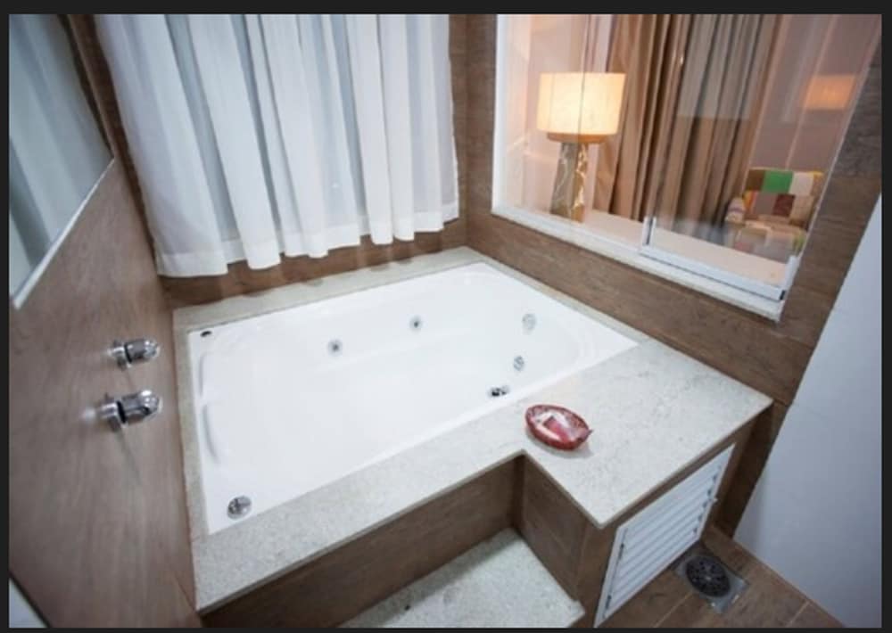 Jetted tub