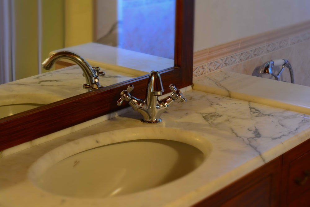 Bathroom sink