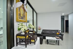 thumbnail: Lobby sitting area