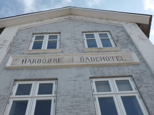 thumbnail: Exterior detail