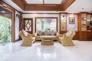 thumbnail: Lobby sitting area