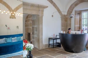thumbnail: Concierge desk